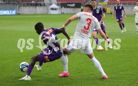 Fussball Bundesliga. SK Austria Klagenfurt gegen FC Red Bull Salzburg.   Solomon Bonnah, (Klagenfurt),  Aleksa Terzic  (Salzburg).  Klagenfurt, am 8.10.2023.
Foto: Kuess
---
pressefotos, pressefotografie, kuess, qs, qspictures, sport, bild, bilder, bilddatenbank