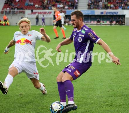 Fussball Bundesliga. SK Austria Klagenfurt gegen FC Red Bull Salzburg.   Turgay Gemicibasi, (Klagenfurt),   Mads Bidstrup (Salzburg).  Klagenfurt, am 8.10.2023.
Foto: Kuess
---
pressefotos, pressefotografie, kuess, qs, qspictures, sport, bild, bilder, bilddatenbank