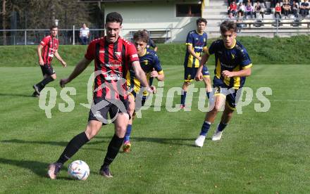 Fussball. 1. Klasse B. Arnoldstein gegen Noetsch.  Paul Philipp Obermoser (Arnoldstein),   Nicolas Francis Janschitz (Noetsch).  Arnoldstein, am 14.10.2023.
Foto: Kuess
---
pressefotos, pressefotografie, kuess, qs, qspictures, sport, bild, bilder, bilddatenbank