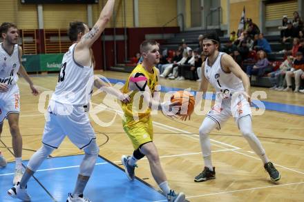 Basketball 2. Liga 2023/2024. Grunddurchgang 3. Runde.  Woerthersee Piraten gegen Kufstein Towers. Jernej Andolsek Heine, (Piraten),  Fabio Thaler, Aleksander Modianovski  (Kufstein). Klagenfurt, am 21.10.2023.
Foto: Kuess
www.qspictures.net
---
pressefotos, pressefotografie, kuess, qs, qspictures, sport, bild, bilder, bilddatenbank