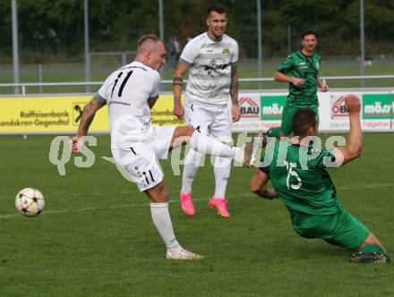 Fussball. Kaerntner Liga. Landskron gegen Koettmannsdorf.  Martin Posratschnig  (Landskron),  Aner Mandzic (Koettmannsdorf).  Landskron, 21.10.2023.
Foto: Kuess
www.qspictures.net
---
pressefotos, pressefotografie, kuess, qs, qspictures, sport, bild, bilder, bilddatenbank