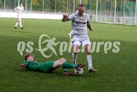 Fussball. Kaerntner Liga. Landskron gegen Koettmannsdorf.  Raphael Simon Staguller  (Landskron),  Aner Mandzic  (Koettmannsdorf).  Landskron, 21.10.2023.
Foto: Kuess
www.qspictures.net
---
pressefotos, pressefotografie, kuess, qs, qspictures, sport, bild, bilder, bilddatenbank