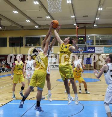 Basketball 2. Liga 2023/2024. Grunddurchgang 3. Runde.  Woerthersee Piraten gegen Kufstein Towers.  Andreas Nuck, Jan-Arne Apschner, (Piraten), Duje Putnik   (Kufstein). Klagenfurt, am 21.10.2023.
Foto: Kuess
www.qspictures.net
---
pressefotos, pressefotografie, kuess, qs, qspictures, sport, bild, bilder, bilddatenbank