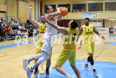 Basketball 2. Liga 2023/2024. Grunddurchgang 3. Runde.  Woerthersee Piraten gegen Kufstein Towers. Andreas Nuck, Jan-Arne Apschner, (Piraten), Fabio Thaler   (Kufstein). Klagenfurt, am 21.10.2023.
Foto: Kuess
www.qspictures.net
---
pressefotos, pressefotografie, kuess, qs, qspictures, sport, bild, bilder, bilddatenbank