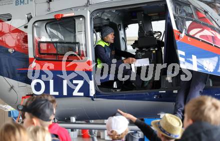 Fussball Bundesliga. SK Austria Klagenfurt. Flughafen Betriebsbesichtigung. Autogrammstunde. Klagenfurt, am 26.10.2023.
Foto: Kuess
www.qspictures.net
---
pressefotos, pressefotografie, kuess, qs, qspictures, sport, bild, bilder, bilddatenbank