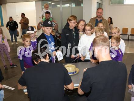 Fussball Bundesliga. SK Austria Klagenfurt. Flughafen Betriebsbesichtigung. Autogrammstunde. Florian Jaritz, Simon Straudi. Klagenfurt, am 26.10.2023.
Foto: Kuess
www.qspictures.net
---
pressefotos, pressefotografie, kuess, qs, qspictures, sport, bild, bilder, bilddatenbank