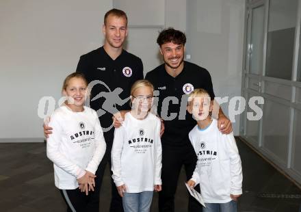 Fussball Bundesliga. SK Austria Klagenfurt. Flughafen Betriebsbesichtigung. Autogrammstunde. Florian Jaritz, Simon Straudi. Klagenfurt, am 26.10.2023.
Foto: Kuess
www.qspictures.net
---
pressefotos, pressefotografie, kuess, qs, qspictures, sport, bild, bilder, bilddatenbank