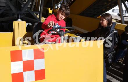 Fussball Bundesliga. SK Austria Klagenfurt. Flughafen Betriebsbesichtigung. Autogrammstunde. Klagenfurt, am 26.10.2023.
Foto: Kuess
www.qspictures.net
---
pressefotos, pressefotografie, kuess, qs, qspictures, sport, bild, bilder, bilddatenbank