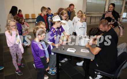 Fussball Bundesliga. SK Austria Klagenfurt. Flughafen Betriebsbesichtigung. Autogrammstunde. Florian Jaritz, Simon Straudi. Klagenfurt, am 26.10.2023.
Foto: Kuess
www.qspictures.net
---
pressefotos, pressefotografie, kuess, qs, qspictures, sport, bild, bilder, bilddatenbank