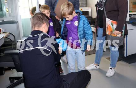 Fussball Bundesliga. SK Austria Klagenfurt. Flughafen Betriebsbesichtigung. Autogrammstunde. Klagenfurt, am 26.10.2023.
Foto: Kuess
www.qspictures.net
---
pressefotos, pressefotografie, kuess, qs, qspictures, sport, bild, bilder, bilddatenbank