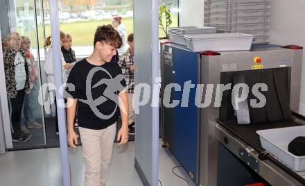 Fussball Bundesliga. SK Austria Klagenfurt. Flughafen Betriebsbesichtigung. Autogrammstunde. Klagenfurt, am 26.10.2023.
Foto: Kuess
www.qspictures.net
---
pressefotos, pressefotografie, kuess, qs, qspictures, sport, bild, bilder, bilddatenbank