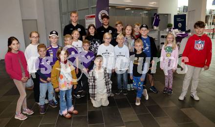 Fussball Bundesliga. SK Austria Klagenfurt. Flughafen Betriebsbesichtigung. Autogrammstunde. Florian Jaritz, Simon Straudi. Klagenfurt, am 26.10.2023.
Foto: Kuess
www.qspictures.net
---
pressefotos, pressefotografie, kuess, qs, qspictures, sport, bild, bilder, bilddatenbank