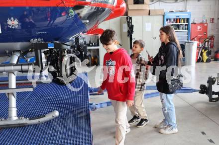 Fussball Bundesliga. SK Austria Klagenfurt. Flughafen Betriebsbesichtigung. Autogrammstunde. Klagenfurt, am 26.10.2023.
Foto: Kuess
www.qspictures.net
---
pressefotos, pressefotografie, kuess, qs, qspictures, sport, bild, bilder, bilddatenbank