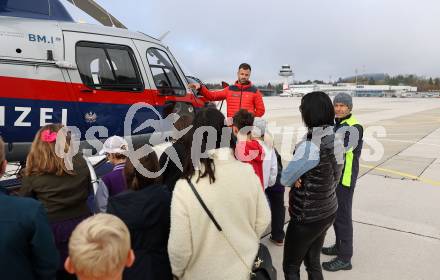 Fussball Bundesliga. SK Austria Klagenfurt. Flughafen Betriebsbesichtigung. Autogrammstunde. Klagenfurt, am 26.10.2023.
Foto: Kuess
www.qspictures.net
---
pressefotos, pressefotografie, kuess, qs, qspictures, sport, bild, bilder, bilddatenbank