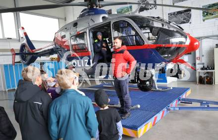 Fussball Bundesliga. SK Austria Klagenfurt. Flughafen Betriebsbesichtigung. Autogrammstunde. Klagenfurt, am 26.10.2023.
Foto: Kuess
www.qspictures.net
---
pressefotos, pressefotografie, kuess, qs, qspictures, sport, bild, bilder, bilddatenbank