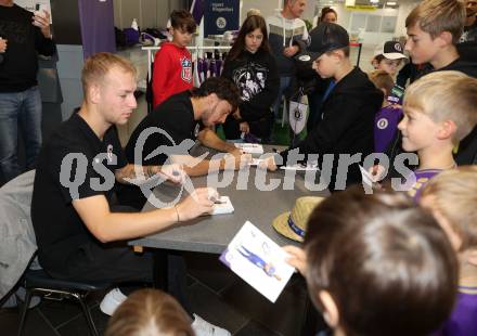 Fussball Bundesliga. SK Austria Klagenfurt. Flughafen Betriebsbesichtigung. Autogrammstunde. Florian Jaritz, Simon Straudi. Klagenfurt, am 26.10.2023.
Foto: Kuess
www.qspictures.net
---
pressefotos, pressefotografie, kuess, qs, qspictures, sport, bild, bilder, bilddatenbank