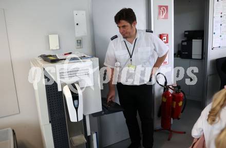 Fussball Bundesliga. SK Austria Klagenfurt. Flughafen Betriebsbesichtigung. Autogrammstunde. Klagenfurt, am 26.10.2023.
Foto: Kuess
www.qspictures.net
---
pressefotos, pressefotografie, kuess, qs, qspictures, sport, bild, bilder, bilddatenbank