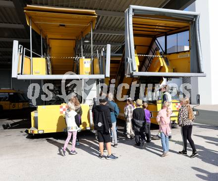 Fussball Bundesliga. SK Austria Klagenfurt. Flughafen Betriebsbesichtigung. Autogrammstunde. Klagenfurt, am 26.10.2023.
Foto: Kuess
www.qspictures.net
---
pressefotos, pressefotografie, kuess, qs, qspictures, sport, bild, bilder, bilddatenbank