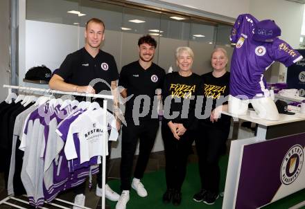 Fussball Bundesliga. SK Austria Klagenfurt. Flughafen Betriebsbesichtigung. Autogrammstunde. Florian Jaritz, Simon Straudi. Klagenfurt, am 26.10.2023.
Foto: Kuess
www.qspictures.net
---
pressefotos, pressefotografie, kuess, qs, qspictures, sport, bild, bilder, bilddatenbank