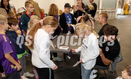 Fussball Bundesliga. SK Austria Klagenfurt. Flughafen Betriebsbesichtigung. Autogrammstunde. Florian Jaritz, Simon Straudi. Klagenfurt, am 26.10.2023.
Foto: Kuess
www.qspictures.net
---
pressefotos, pressefotografie, kuess, qs, qspictures, sport, bild, bilder, bilddatenbank