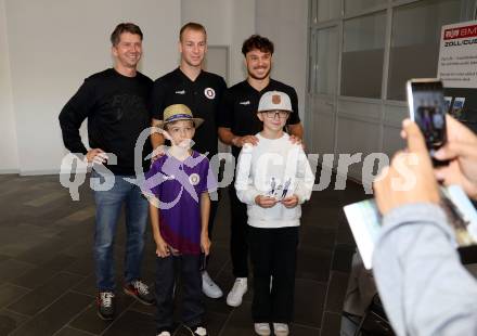 Fussball Bundesliga. SK Austria Klagenfurt. Flughafen Betriebsbesichtigung. Autogrammstunde. Florian Jaritz, Simon Straudi. Klagenfurt, am 26.10.2023.
Foto: Kuess
www.qspictures.net
---
pressefotos, pressefotografie, kuess, qs, qspictures, sport, bild, bilder, bilddatenbank