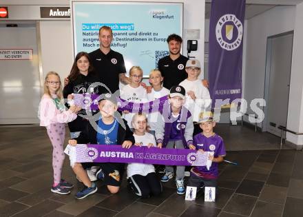 Fussball Bundesliga. SK Austria Klagenfurt. Flughafen Betriebsbesichtigung. Autogrammstunde. Florian Jaritz, Simon Straudi. Klagenfurt, am 26.10.2023.
Foto: Kuess
www.qspictures.net
---
pressefotos, pressefotografie, kuess, qs, qspictures, sport, bild, bilder, bilddatenbank