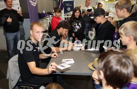 Fussball Bundesliga. SK Austria Klagenfurt. Flughafen Betriebsbesichtigung. Autogrammstunde. Florian Jaritz, Simon Straudi. Klagenfurt, am 26.10.2023.
Foto: Kuess
www.qspictures.net
---
pressefotos, pressefotografie, kuess, qs, qspictures, sport, bild, bilder, bilddatenbank