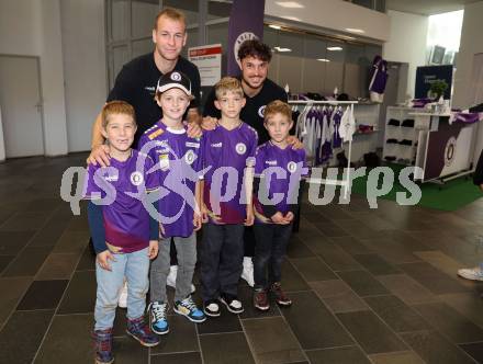 Fussball Bundesliga. SK Austria Klagenfurt. Flughafen Betriebsbesichtigung. Autogrammstunde. Florian Jaritz, Simon Straudi. Klagenfurt, am 26.10.2023.
Foto: Kuess
www.qspictures.net
---
pressefotos, pressefotografie, kuess, qs, qspictures, sport, bild, bilder, bilddatenbank