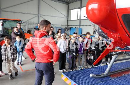 Fussball Bundesliga. SK Austria Klagenfurt. Flughafen Betriebsbesichtigung. Autogrammstunde. Klagenfurt, am 26.10.2023.
Foto: Kuess
www.qspictures.net
---
pressefotos, pressefotografie, kuess, qs, qspictures, sport, bild, bilder, bilddatenbank