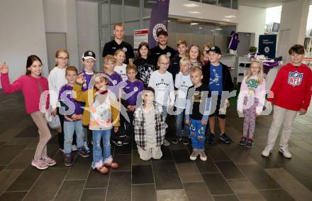 Fussball Bundesliga. SK Austria Klagenfurt. Flughafen Betriebsbesichtigung. Autogrammstunde. Florian Jaritz, Simon Straudi. Klagenfurt, am 26.10.2023.
Foto: Kuess
www.qspictures.net
---
pressefotos, pressefotografie, kuess, qs, qspictures, sport, bild, bilder, bilddatenbank