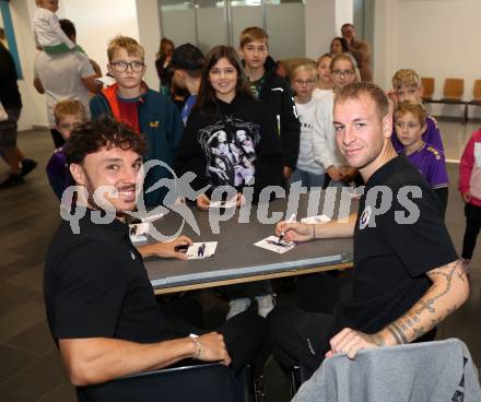 Fussball Bundesliga. SK Austria Klagenfurt. Flughafen Betriebsbesichtigung. Autogrammstunde. Simon Straudi, Florian Jaritz. Klagenfurt, am 26.10.2023.
Foto: Kuess
www.qspictures.net
---
pressefotos, pressefotografie, kuess, qs, qspictures, sport, bild, bilder, bilddatenbank