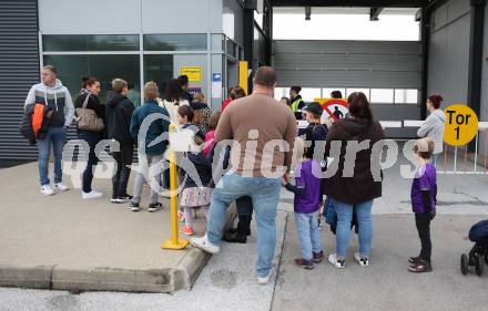 Fussball Bundesliga. SK Austria Klagenfurt. Flughafen Betriebsbesichtigung. Autogrammstunde. Klagenfurt, am 26.10.2023.
Foto: Kuess
www.qspictures.net
---
pressefotos, pressefotografie, kuess, qs, qspictures, sport, bild, bilder, bilddatenbank