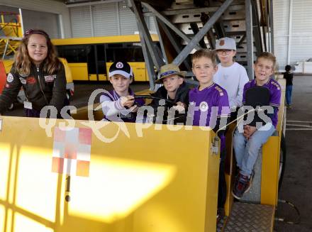 Fussball Bundesliga. SK Austria Klagenfurt. Flughafen Betriebsbesichtigung. Autogrammstunde. Klagenfurt, am 26.10.2023.
Foto: Kuess
www.qspictures.net
---
pressefotos, pressefotografie, kuess, qs, qspictures, sport, bild, bilder, bilddatenbank