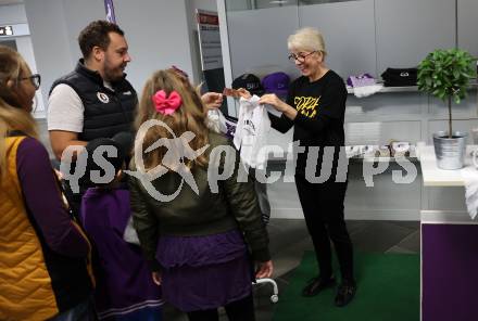 Fussball Bundesliga. SK Austria Klagenfurt. Flughafen Betriebsbesichtigung. Autogrammstunde. Klagenfurt, am 26.10.2023.
Foto: Kuess
www.qspictures.net
---
pressefotos, pressefotografie, kuess, qs, qspictures, sport, bild, bilder, bilddatenbank