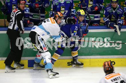 EBEL. Eishockey Bundesliga. EC VSV gegen Black Wings Linz.  John Hughes, (VSV),  Raphael Wolf   (Linz). Villach, am 27.10.2023
Foto: Kuess
www.qspictures.net
---
pressefotos, pressefotografie, kuess, qs, qspictures, sport, bild, bilder, bilddatenbank