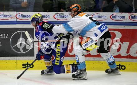 EBEL. Eishockey Bundesliga. EC VSV gegen Black Wings Linz.  Kevin Hancock, (VSV),  Raphael Wolf   (Linz). Villach, am 27.10.2023
Foto: Kuess
www.qspictures.net
---
pressefotos, pressefotografie, kuess, qs, qspictures, sport, bild, bilder, bilddatenbank