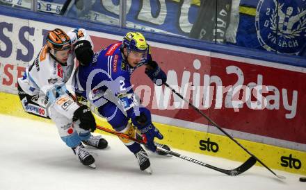 EBEL. Eishockey Bundesliga. EC VSV gegen Black Wings Linz. Dylan MacPherson,   (VSV),    Niklas Bretschneider (Linz). Villach, am 27.10.2023
Foto: Kuess
www.qspictures.net
---
pressefotos, pressefotografie, kuess, qs, qspictures, sport, bild, bilder, bilddatenbank