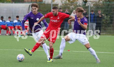 Fussball. Kaerntner Liga. Austria Klagenfurt Amat. gegen SAK.   Marius Leo Maierhofer, Dennis Meschnik,  (Austria Klagenfurt),  Kristjan Sredojevic  (SAK). Klagenfurt, 28.10.2023.
Foto: Kuess
www.qspictures.net
---
pressefotos, pressefotografie, kuess, qs, qspictures, sport, bild, bilder, bilddatenbank