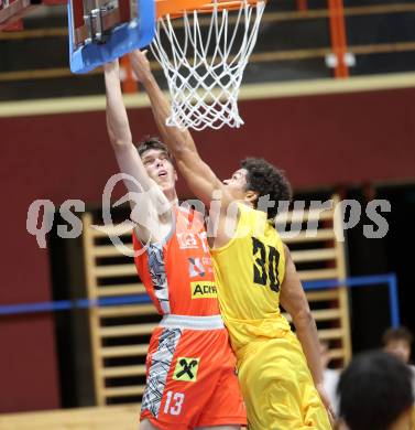 Basketball  2023/2024. Basketball Austria Cup.  Woerthersee Piraten gegen Traiskirchen Lions.  Marcus Holyfield (Piraten),  Matthias Leitner (Traiskirchen). Klagenfurt, am 28.10.2023.
Foto: Kuess
www.qspictures.net
---
pressefotos, pressefotografie, kuess, qs, qspictures, sport, bild, bilder, bilddatenbank