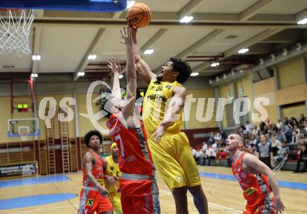 Basketball  2023/2024. Basketball Austria Cup.  Woerthersee Piraten gegen Traiskirchen Lions.  Marcus Holyfield (Piraten),    Jonas Winkler (Traiskirchen). Klagenfurt, am 28.10.2023.
Foto: Kuess
www.qspictures.net
---
pressefotos, pressefotografie, kuess, qs, qspictures, sport, bild, bilder, bilddatenbank