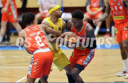 Basketball  2023/2024. Basketball Austria Cup.  Woerthersee Piraten gegen Traiskirchen Lions.  Shawn L. Ray (Piraten), Obinna Anthony Ndukwe, Davon Clare  (Traiskirchen). Klagenfurt, am 28.10.2023.
Foto: Kuess
www.qspictures.net
---
pressefotos, pressefotografie, kuess, qs, qspictures, sport, bild, bilder, bilddatenbank