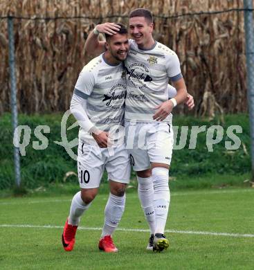 Fussball. Kaerntner Liga. Koettmannsdorf gegen Donau.  Torjubel Adis Ajkic, Luka Djukic  (Koettmanndorf), Koettmannsdorf, 29.10.2023.
Foto: Kuess
www.qspictures.net
---
pressefotos, pressefotografie, kuess, qs, qspictures, sport, bild, bilder, bilddatenbank