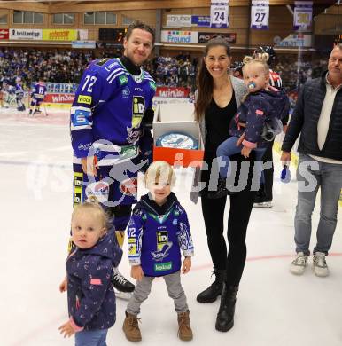 EBEL. Eishockey Bundesliga. EC VSV gegen Moser Medical Graz99ers.  John Hughes mit Familie (VSV). Villach, am 3.11.2023
Foto: Kuess
www.qspictures.net
---
pressefotos, pressefotografie, kuess, qs, qspictures, sport, bild, bilder, bilddatenbank