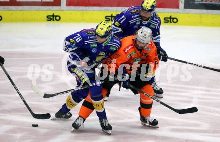 EBEL. Eishockey Bundesliga. EC VSV gegen Moser Medical Graz99ers.  Felix Maxa,  (VSV),   Taylor Matson (Graz). Villach, am 3.11.2023
Foto: Kuess
www.qspictures.net
---
pressefotos, pressefotografie, kuess, qs, qspictures, sport, bild, bilder, bilddatenbank