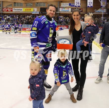 EBEL. Eishockey Bundesliga. EC VSV gegen Moser Medical Graz99ers. John Hughes mit Familie  (VSV). Villach, am 3.11.2023
Foto: Kuess
www.qspictures.net
---
pressefotos, pressefotografie, kuess, qs, qspictures, sport, bild, bilder, bilddatenbank