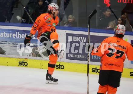 EBEL. Eishockey Bundesliga. EC VSV gegen Moser Medical Graz99ers.  Torjubel Anthony Salinitri, Gustav Bouramman (Graz). Villach, am 3.11.2023
Foto: Kuess
www.qspictures.net
---
pressefotos, pressefotografie, kuess, qs, qspictures, sport, bild, bilder, bilddatenbank