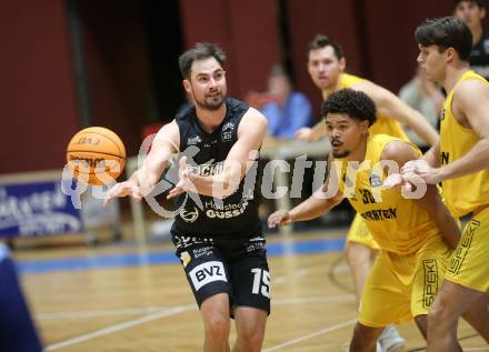 Basketball 2. Liga 2023/2024. Grunddurchgang 5. Runde.  Woerthersee Piraten gegen Guessing Blackbirds. Marcus Holyfield  (Piraten),  Luka Gaspar  (Guessing). Klagenfurt, am 4.11.2023.
Foto: Kuess
www.qspictures.net
---
pressefotos, pressefotografie, kuess, qs, qspictures, sport, bild, bilder, bilddatenbank