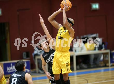 Basketball 2. Liga 2023/2024. Grunddurchgang 5. Runde.  Woerthersee Piraten gegen Guessing Blackbirds.  Shawn L. Ray (Piraten),   Jakob Ernst (Guessing). Klagenfurt, am 4.11.2023.
Foto: Kuess
www.qspictures.net
---
pressefotos, pressefotografie, kuess, qs, qspictures, sport, bild, bilder, bilddatenbank