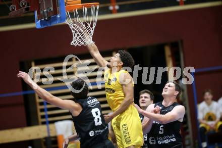 Basketball 2. Liga 2023/2024. Grunddurchgang 5. Runde.  Woerthersee Piraten gegen Guessing Blackbirds. Marcus Holyfield  (Piraten),  Bernhard Koch,  Sebastian Koch (Guessing). Klagenfurt, am 4.11.2023.
Foto: Kuess
www.qspictures.net
---
pressefotos, pressefotografie, kuess, qs, qspictures, sport, bild, bilder, bilddatenbank