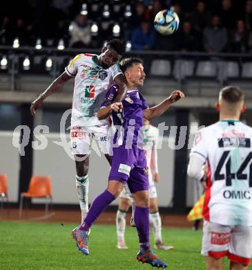 Fussball Bundesliga. WAC gegen SK Austria Klagenfurt.  Samson Okikiola Tijani  (WAC),  Christopher Wernitznig (Klagenfurt).  Wolfsberg, am 4.11.2023.
Foto: Kuess
www.qspictures.net
---
pressefotos, pressefotografie, kuess, qs, qspictures, sport, bild, bilder, bilddatenbank